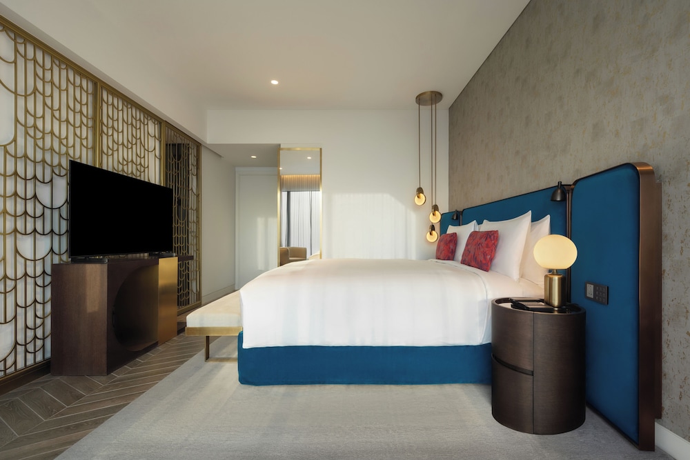 Suite, 1 King Bed thumbnail 5
