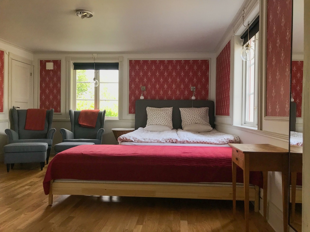 Family Room, Private Bathroom - Photo 9