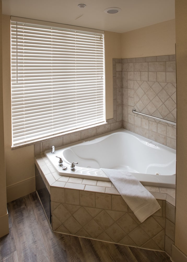 Suite, 1 King Bed, Accessible - Photo 7