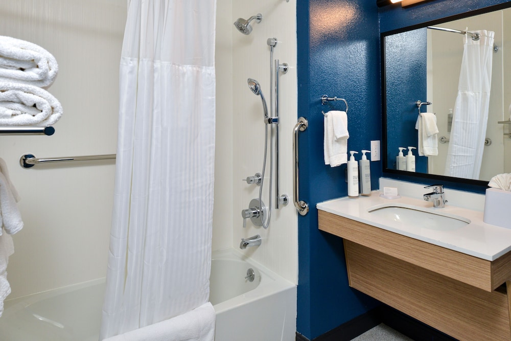 Room, 2 Queen Beds, Accessible, Bathtub (Mobility & Hearing) - Photo 6