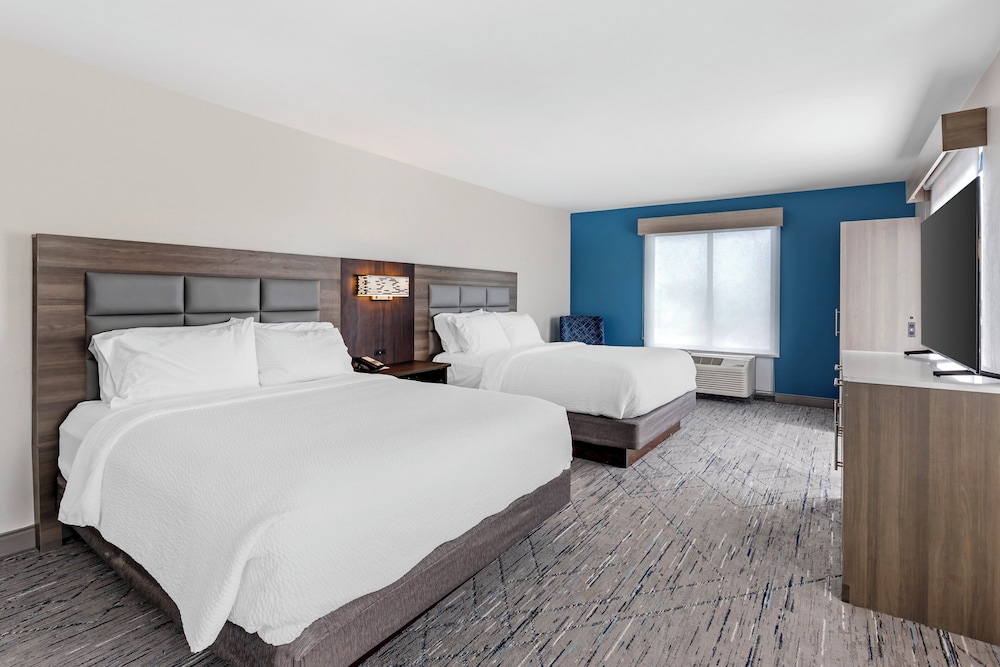 2 Queen Suite with Sofa Bed photo 2