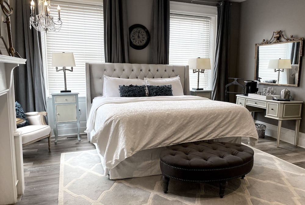 Room, 1 King Bed (The Henley) photo 3