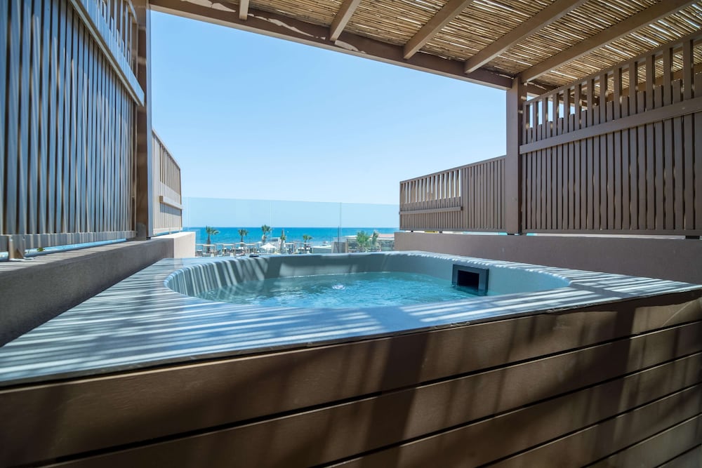 Petite Suite Sea View with Outdoor Hot Tub - Photo 18