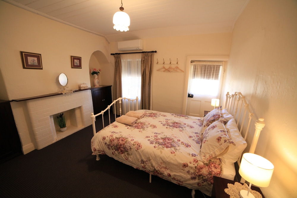 Traditional Cottage, 3 Bedrooms, Garden View, Courtyard Area photo 1