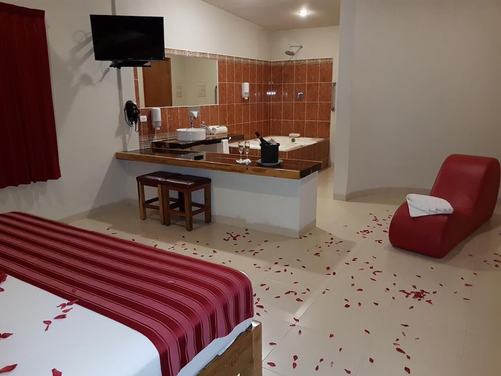 Honeymoon Studio Suite photo 3
