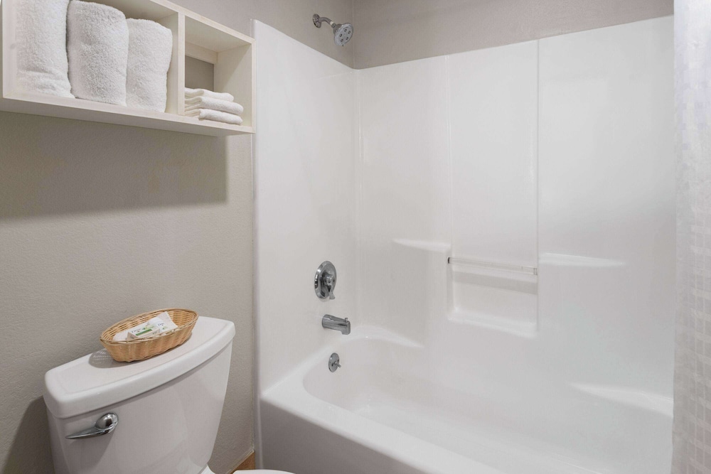 Deluxe Suite, 1 King Bed, Non Smoking - Photo 4