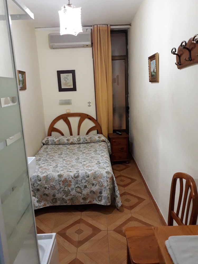 Basic Single Room, Shared Bathroom photo 3