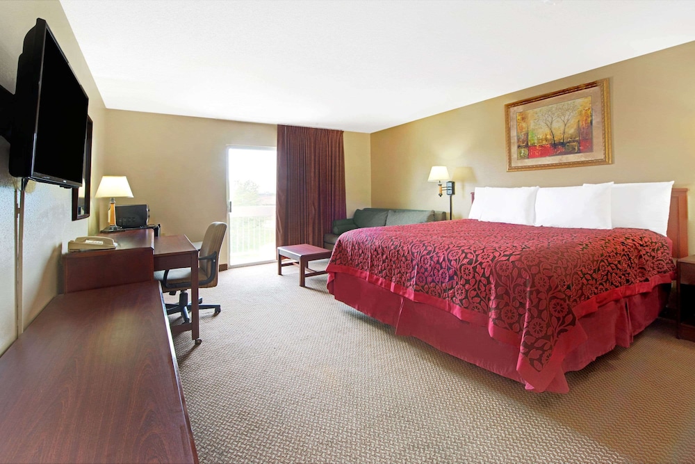 Standard Room, 1 King Bed, Non Smoking - Photo 2