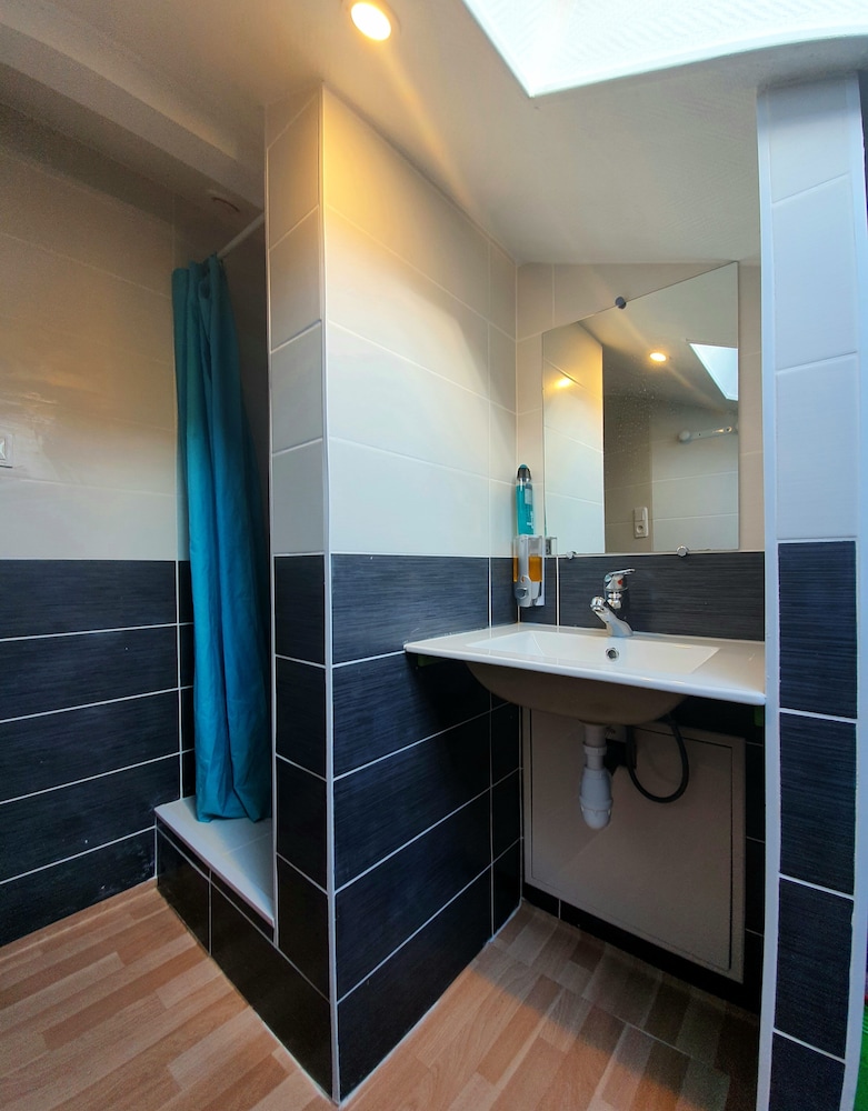 Basic Single Room, Shared Bathroom photo 2