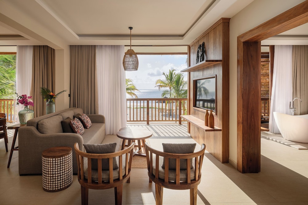 Royal Suite (2 King Beds, Front Ocean View)