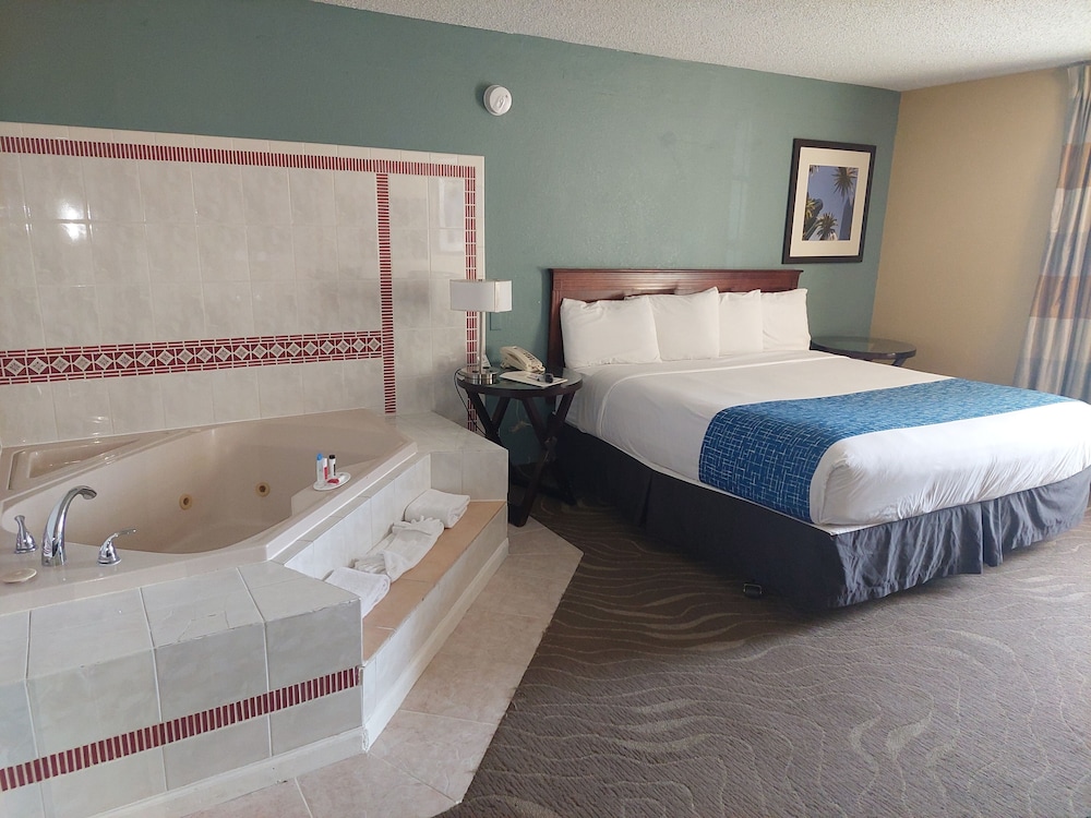 Deluxe Room, 1 King Bed photo 3