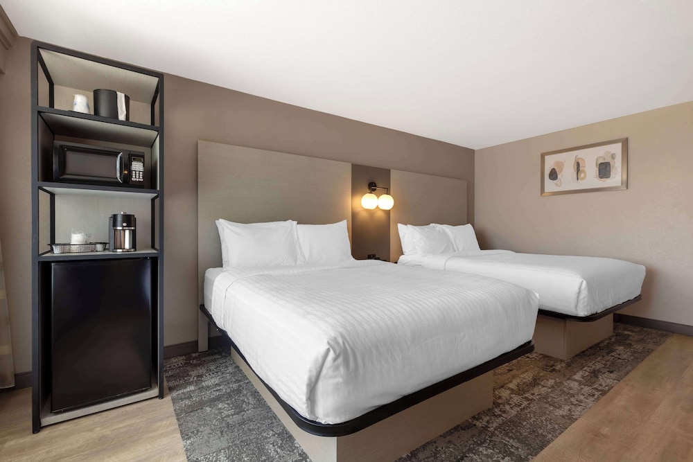 Standard Room, 2 Queen Beds, Non Smoking, Refrigerator & Microwave photo 3