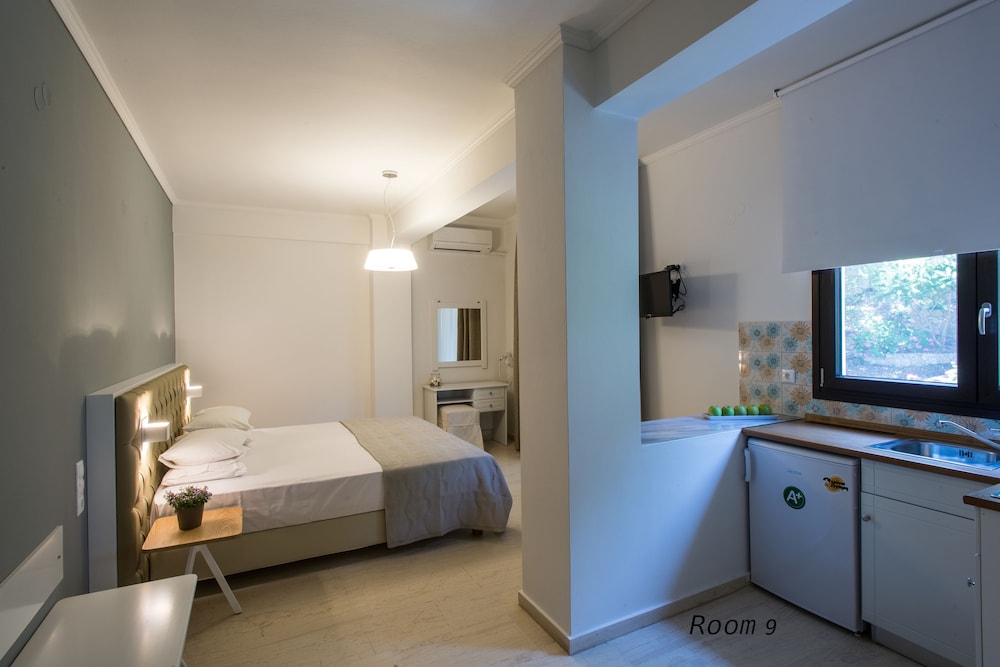 Standard Triple Room, Balcony, Courtyard View (9)