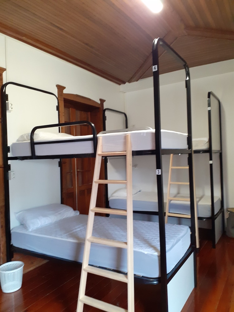 Dormitorio compartido, Dormitorio mixto, Baño compartido (1 cama en una habitación compartida de 10 camas)