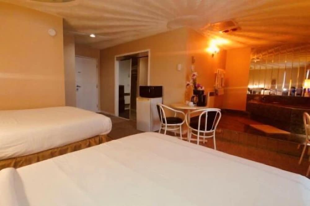 Deluxe Suite, Multiple Beds, Jetted Tub (Fireplace) photo 2