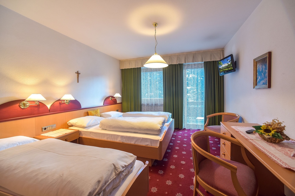Classic Triple Room, 1 Bedroom, Balcony, Mountain View photo 1