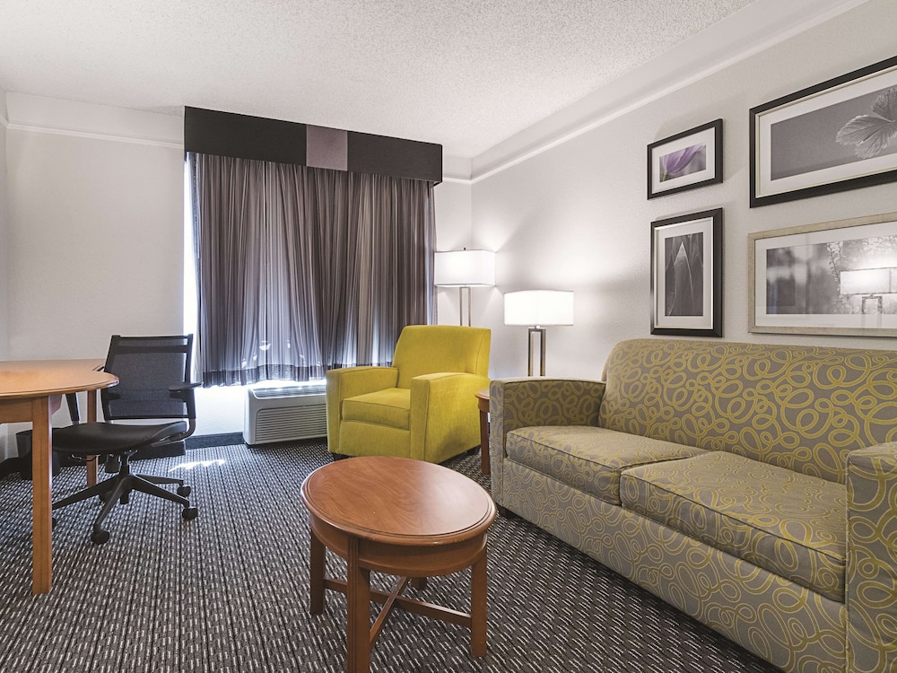 Suite, Multiple Beds, Non Smoking photo 3