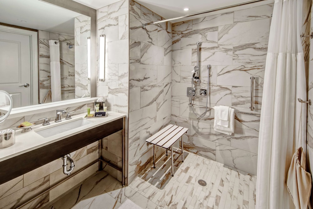 ADA Accessible Room, 1 King Bed, Accessible (3x3 Shower, Hearing & Mobility) - Photo 6