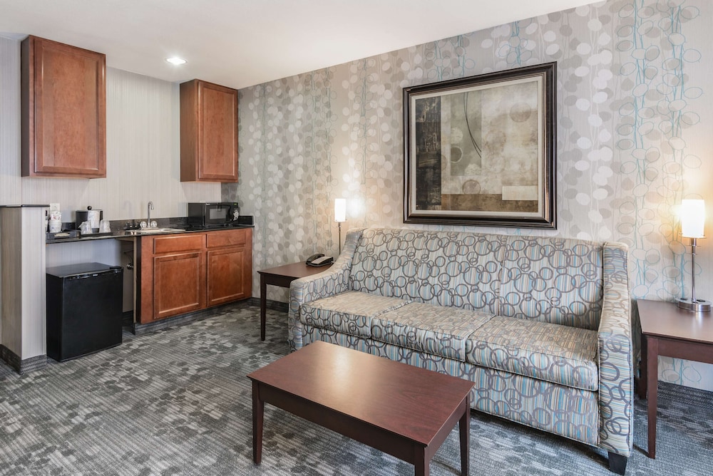 Suite, 2 Queen Beds, Non Smoking, Refrigerator & Microwave (Living Room;with Sofabed) - Photo 3