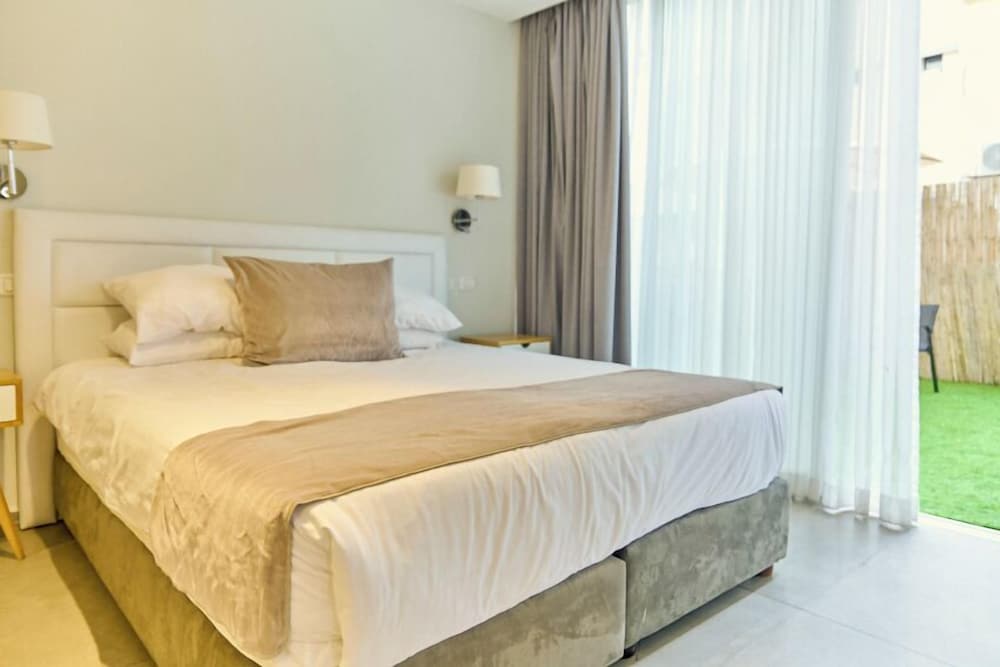 Deluxe with Balcony - Photo 6