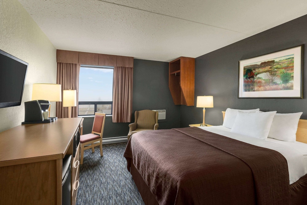 Standard Room, 1 Queen Bed, Non Smoking (Upper Floor) - Photo 5