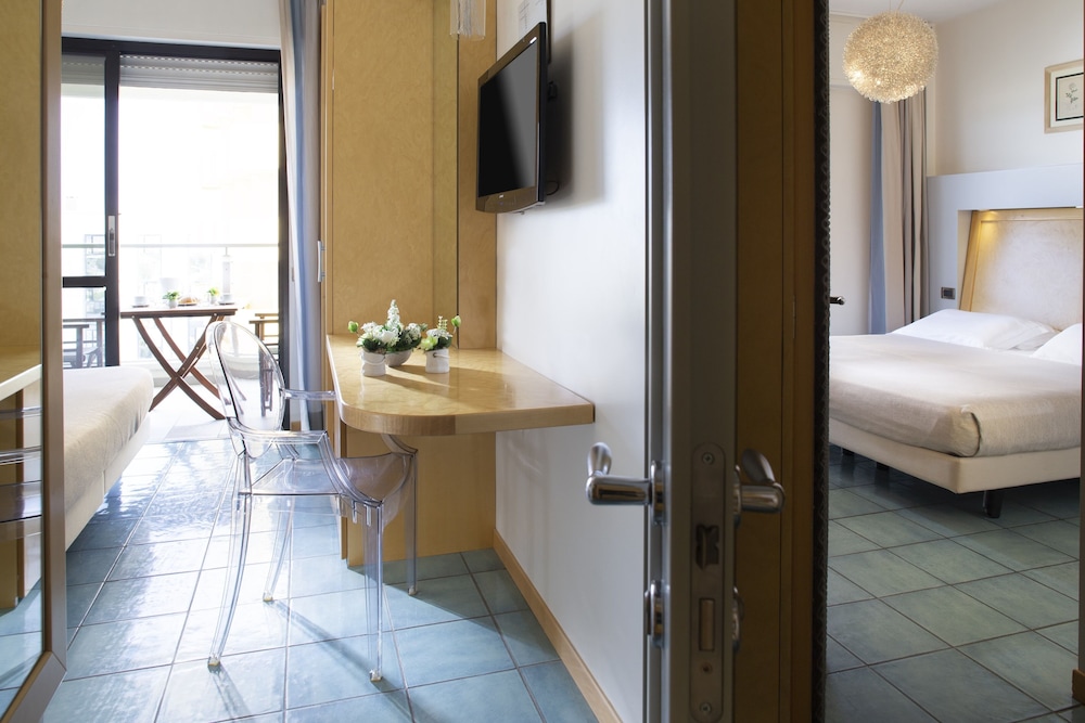 Family Room, 2 Bedrooms, Partial Sea View - Photo 1