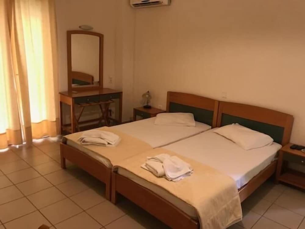 Standard Studio, 3 Twin Beds