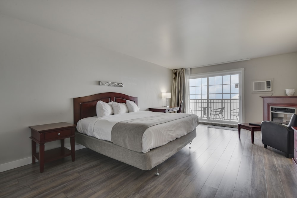 HOTEL | Standard room 1 King bed courtyard view - Photo 1