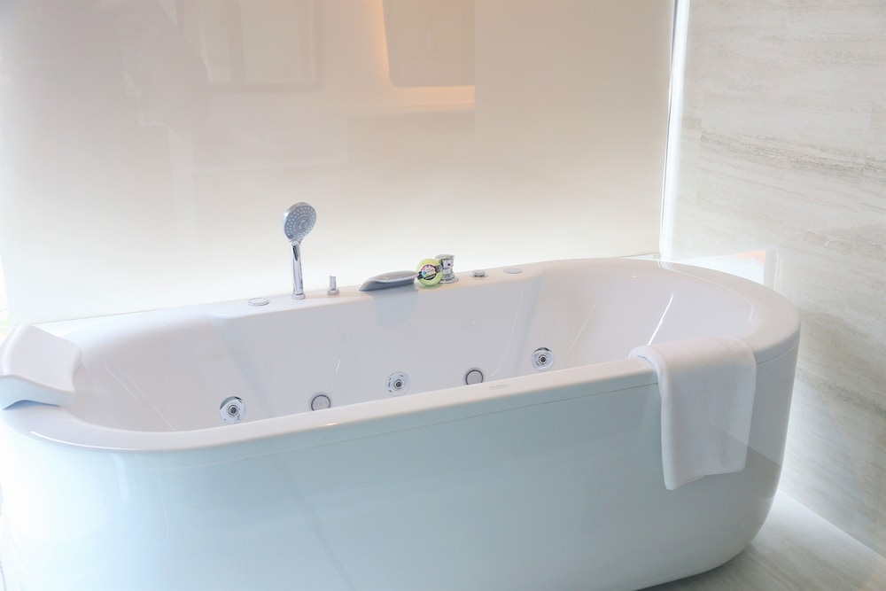 Amethyst One Bed Room Executive Suite - Photo 7