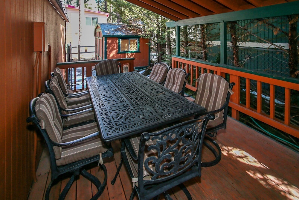 House, Multiple Beds, Hot Tub, Mountain View photo 2