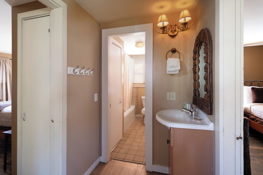 Cottage- Two Bedroom with Living Room - Photo 2