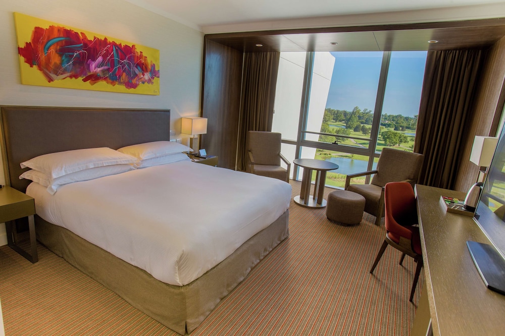Deluxe Room, 1 King Bed thumbnail 5