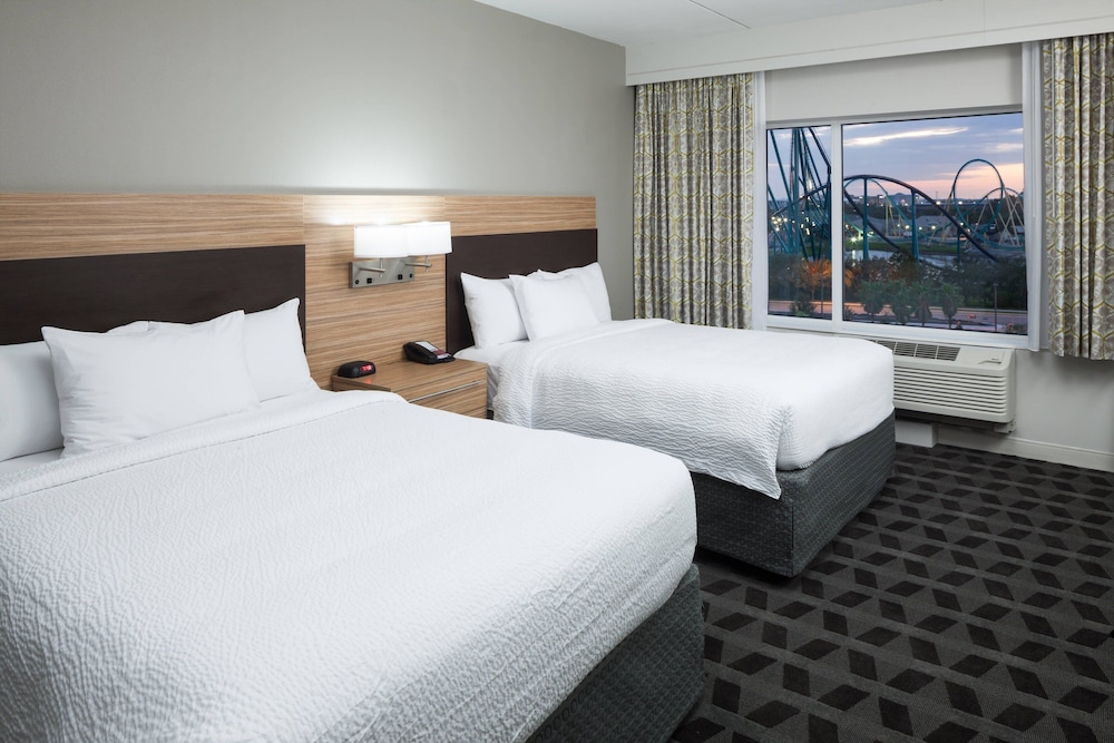 Studio, Multiple Beds (Mobility/Hearing Access, Roll-In Shwr)