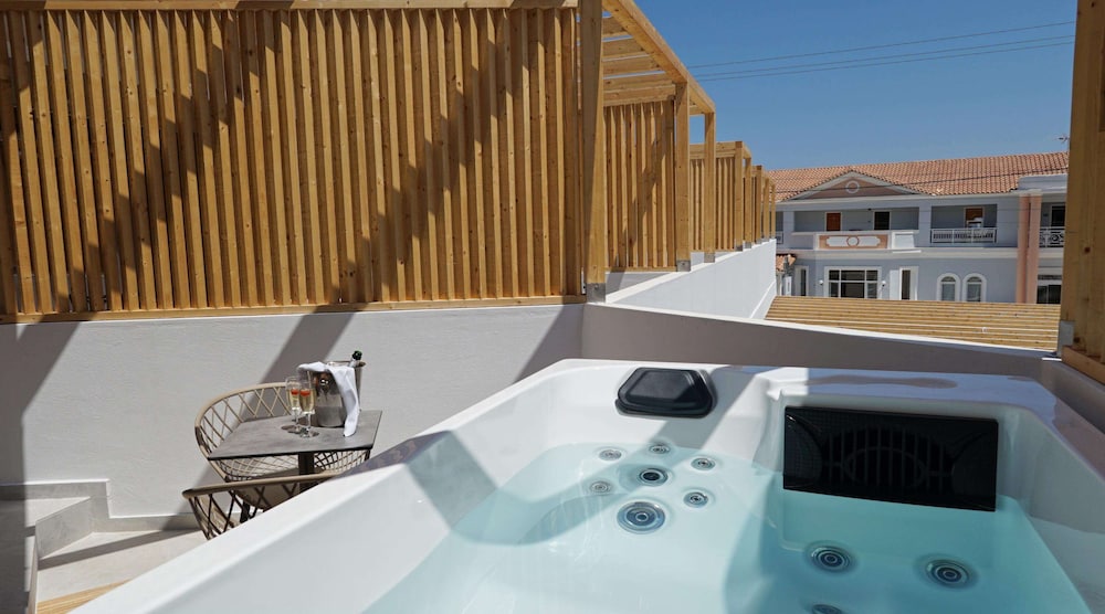 Suite, Hot Tub - Photo 9