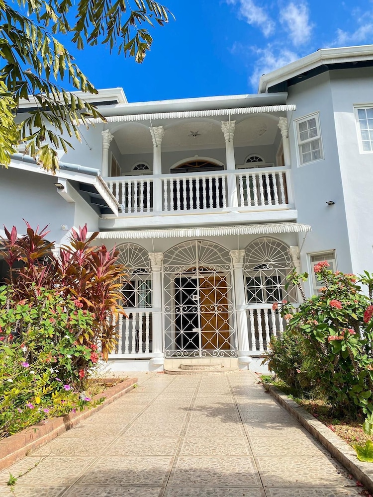 Villa photo 1