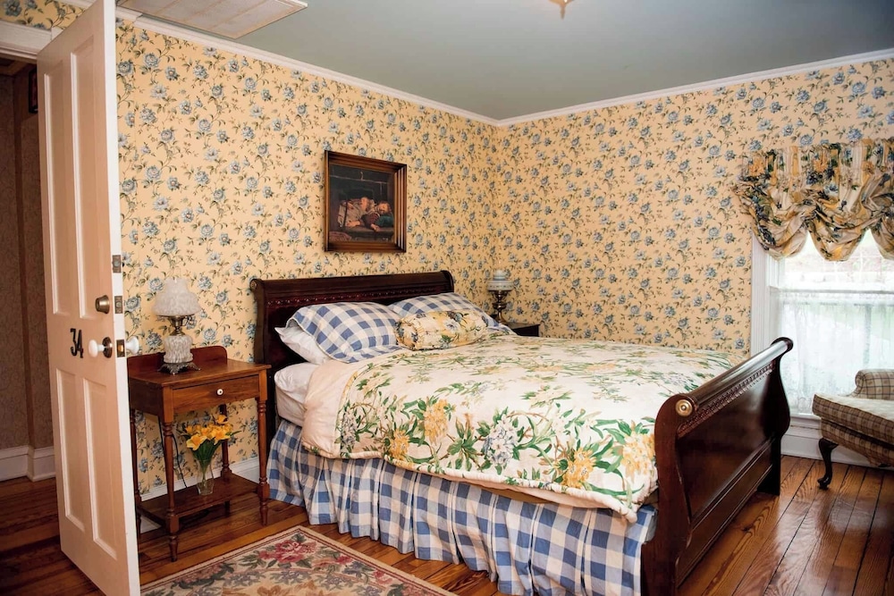 Standard Room, 1 Queen Bed photo 2