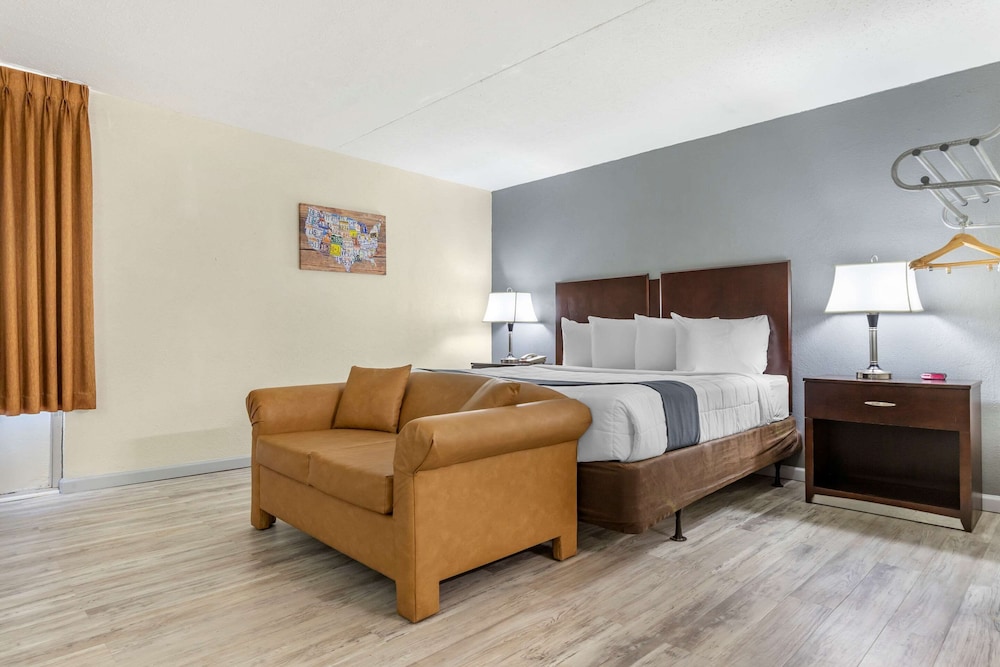 Standard Room, 1 King Bed, Non Smoking - Photo 1