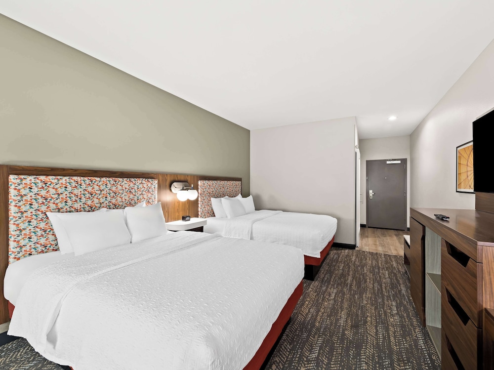 Room, 2 Queen Beds, Accessible, Bathtub - Photo 1