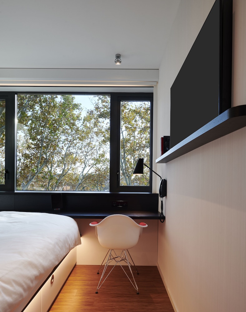 Single Room, 1 Queen Bed