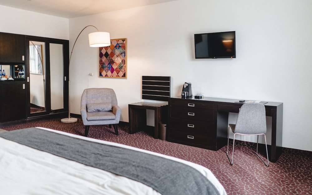 Junior Suite, 1 King Bed - Photo 4