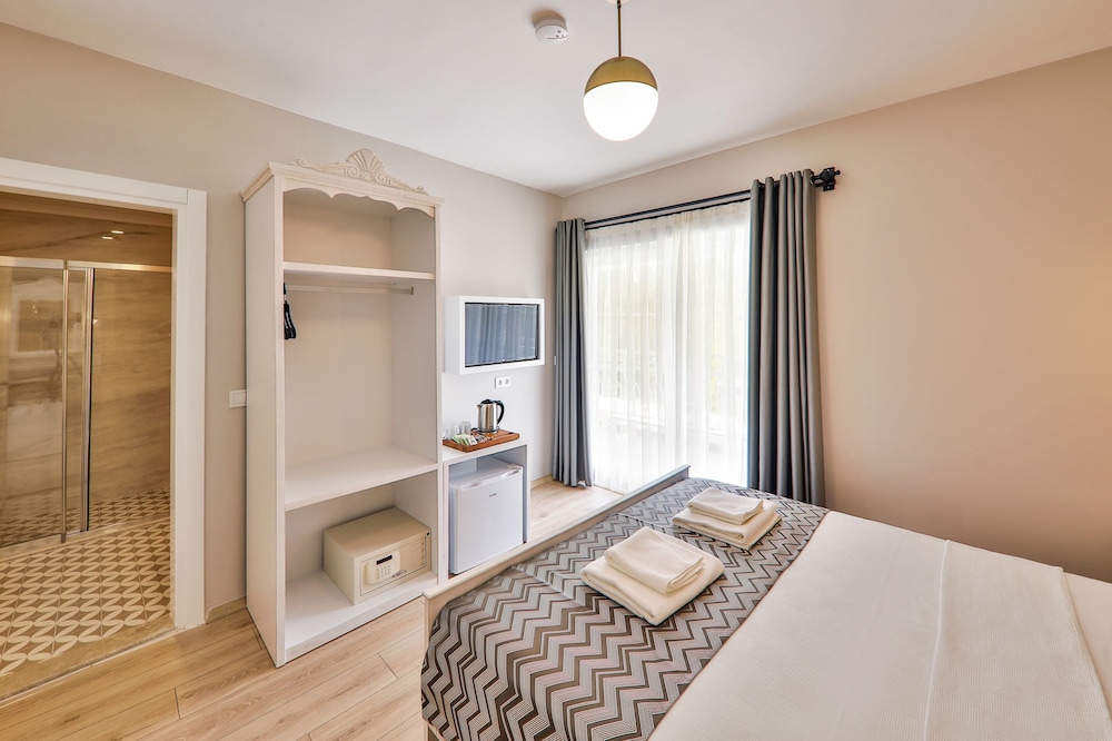Standard Double Room, 1 King Bed, Sea View - Photo 5