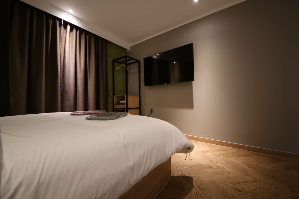 Deluxe Room - Photo 17