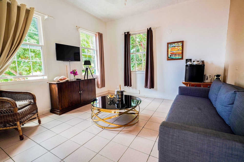 Deluxe Suite, Non Smoking, Partial Ocean View