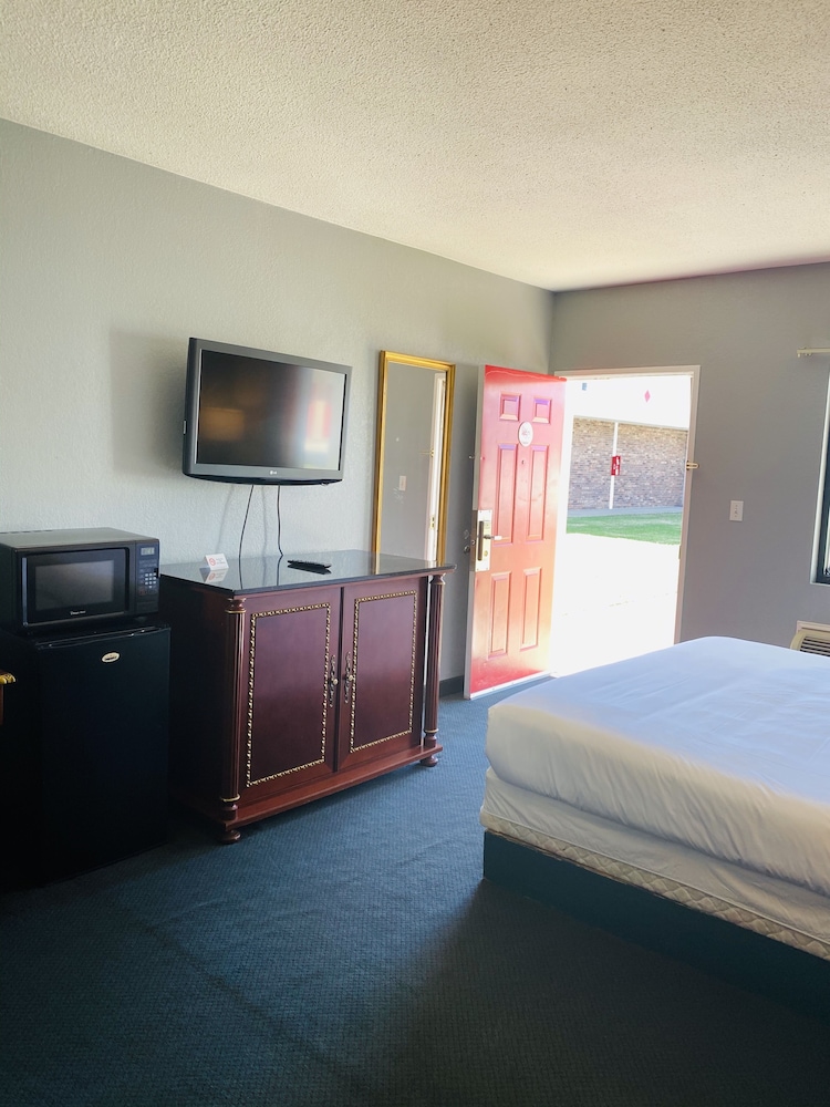 Room, 1 King Bed, Smoking photo 1