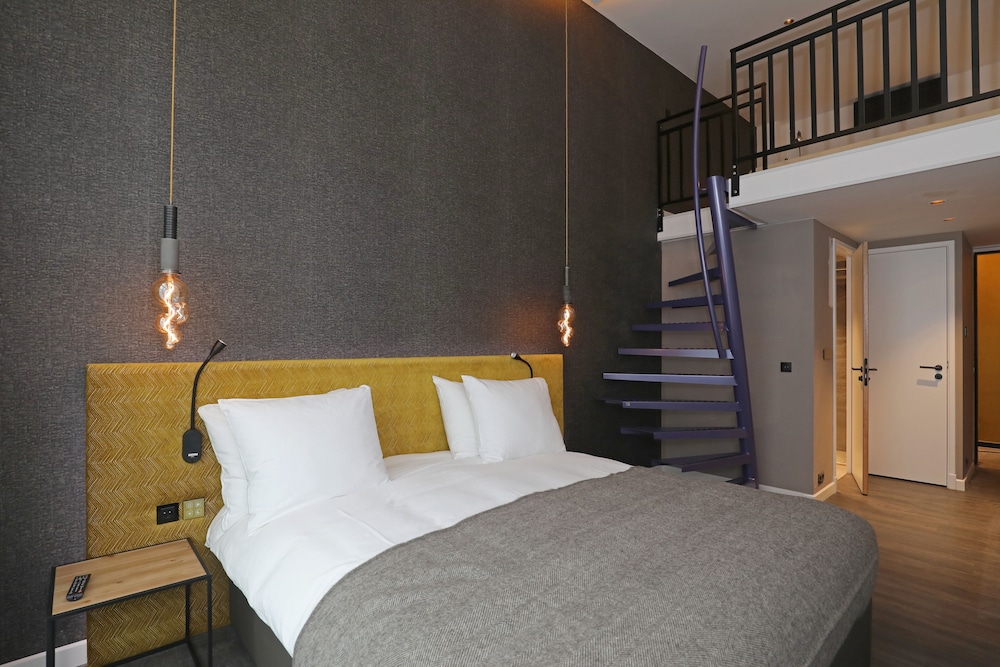 Deluxe Studio Suite