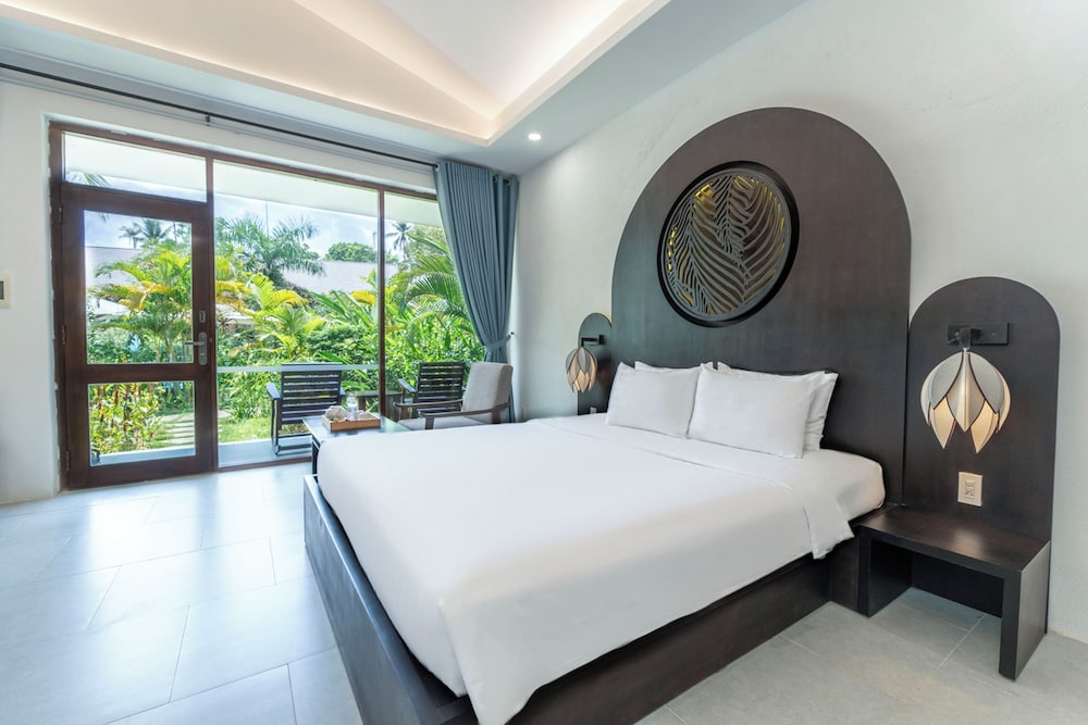 Bungalow, 1 King Bed, Pool View - Photo 5