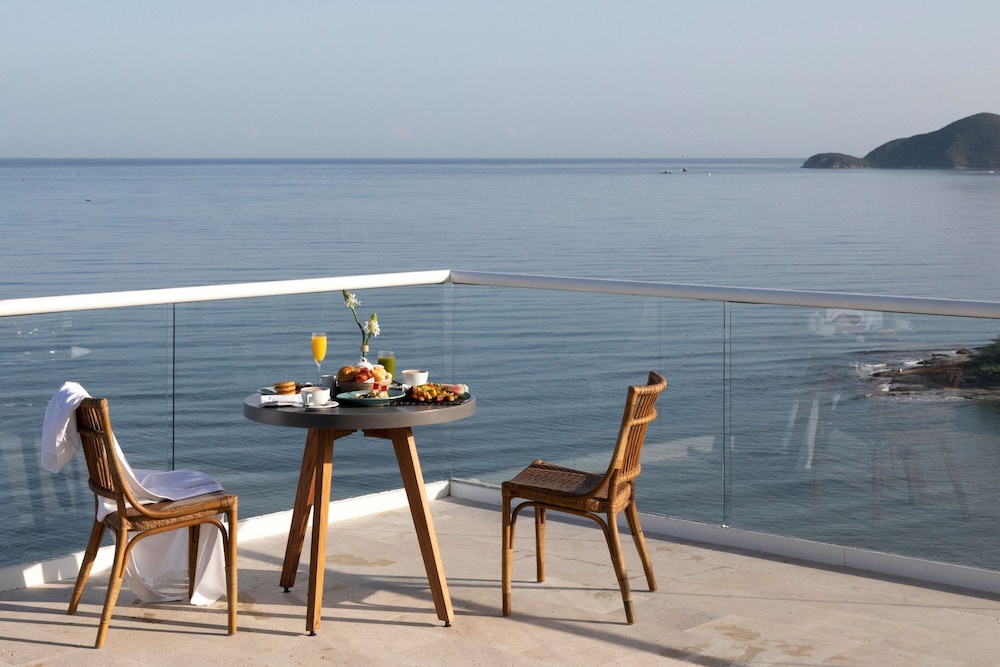Suite, 1 Bedroom, Balcony (Oceanfront) - Photo 3