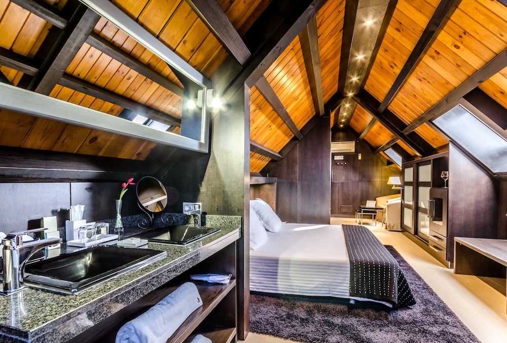 Suite - Photo 3
