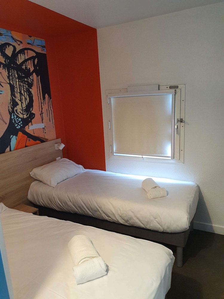 Standard Room, 2 Twin Beds - Photo 24