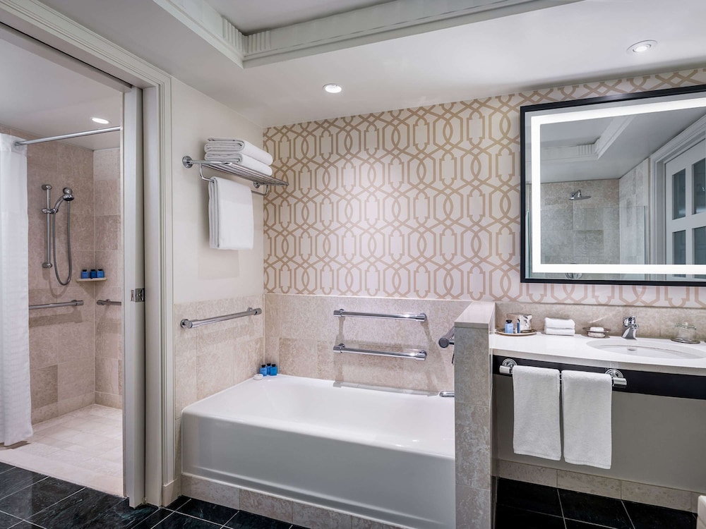Superior Room, 1 King Bed (Mobility and Hearing Accessible) - Photo 8